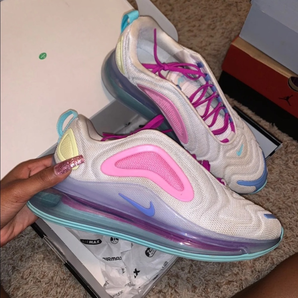 NIKE